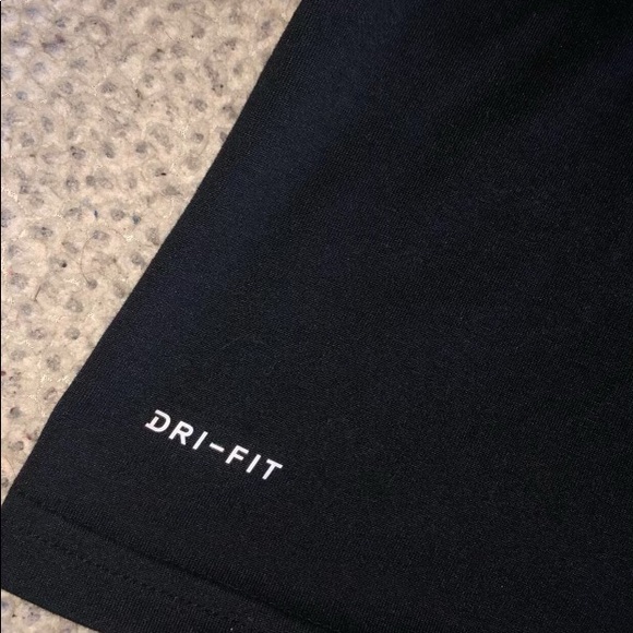🔥MAKE AN OFFER! NIKE DRI FIT LOGO TEE🔥 - Picture 2 of 3